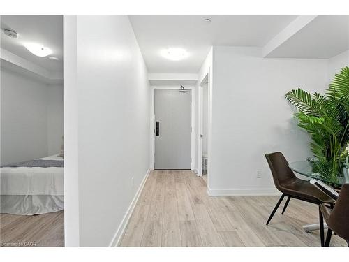 A220-3210 Dakota Common, Burlington, ON - Indoor Photo Showing Other Room