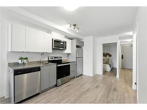 A220-3210 Dakota Common, Burlington, ON - Indoor Photo Showing Kitchen