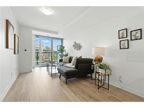 A220-3210 Dakota Common, Burlington, ON - Indoor Photo Showing Living Room