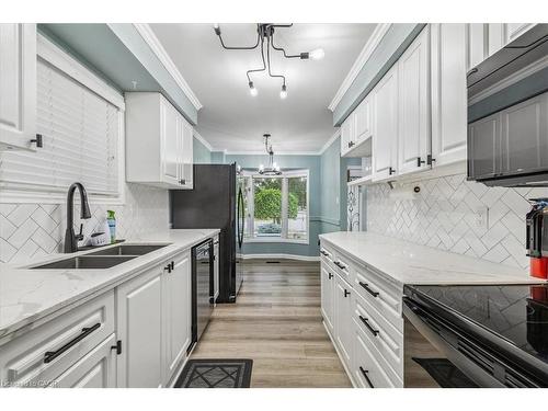 22 Merritt Crescent, Grimsby, ON - Indoor Photo Showing Kitchen With Double Sink With Upgraded Kitchen
