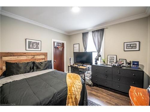 43 Princess Street, Hamilton, ON - Indoor Photo Showing Bedroom