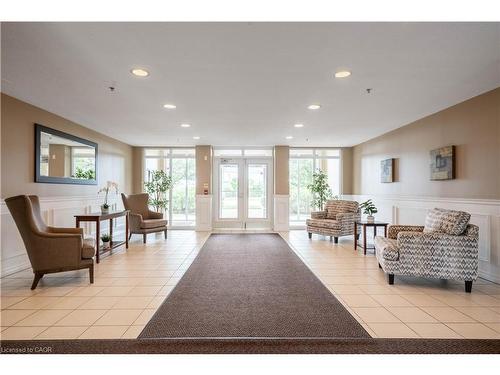 304-4450 Fairview Street, Burlington, ON - Indoor Photo Showing Other Room