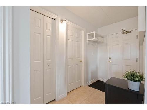 304-4450 Fairview Street, Burlington, ON - Indoor Photo Showing Other Room