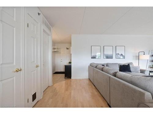 304-4450 Fairview Street, Burlington, ON - Indoor