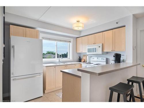 304-4450 Fairview Street, Burlington, ON - Indoor Photo Showing Kitchen
