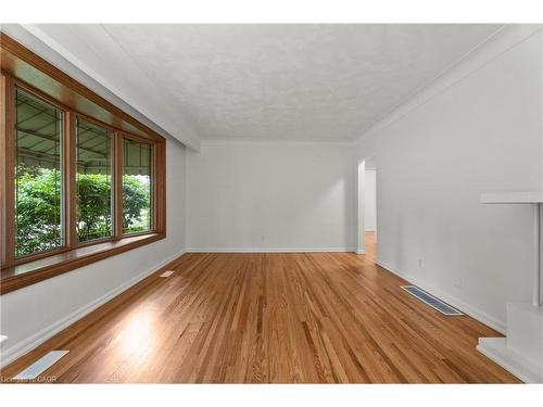 98 Laurier Avenue, Hamilton, ON - Indoor Photo Showing Other Room
