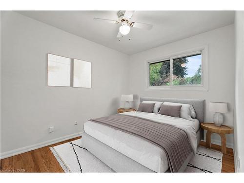 98 Laurier Avenue, Hamilton, ON - Indoor Photo Showing Bedroom