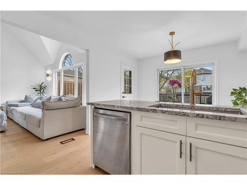 9 Gaw Crescent, Guelph, ON - Indoor Photo Showing Kitchen With Upgraded Kitchen