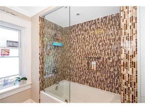 132 First Av E, Shelburne, ON - Indoor Photo Showing Bathroom