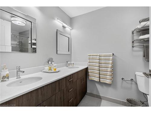 1313-15 Glebe Street, Cambridge, ON - Indoor Photo Showing Bathroom