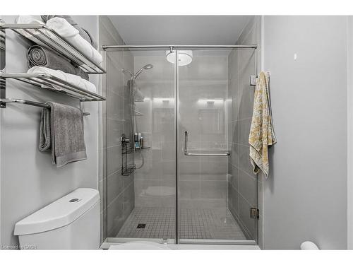 1313-15 Glebe Street, Cambridge, ON - Indoor Photo Showing Bathroom