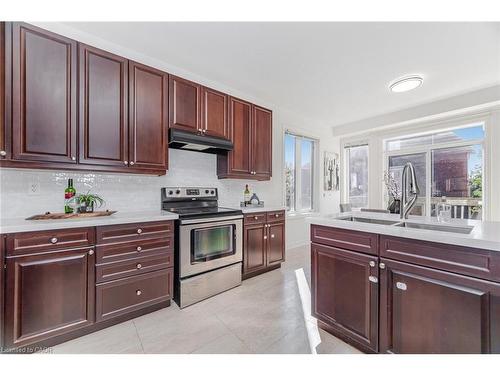 4623 Simmons Road, Burlington, ON - Indoor Photo Showing Kitchen With Double Sink