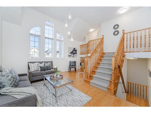 4623 Simmons Road, Burlington, ON - Indoor Photo Showing Living Room