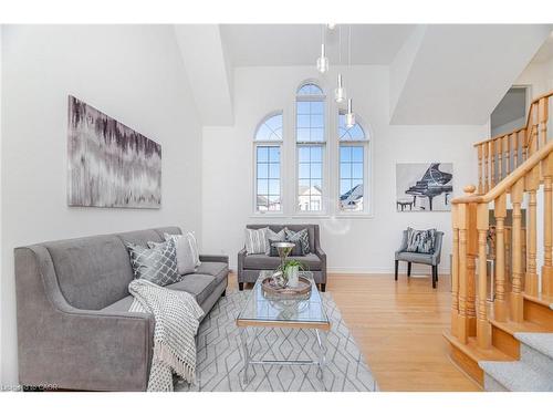 4623 Simmons Road, Burlington, ON - Indoor Photo Showing Living Room