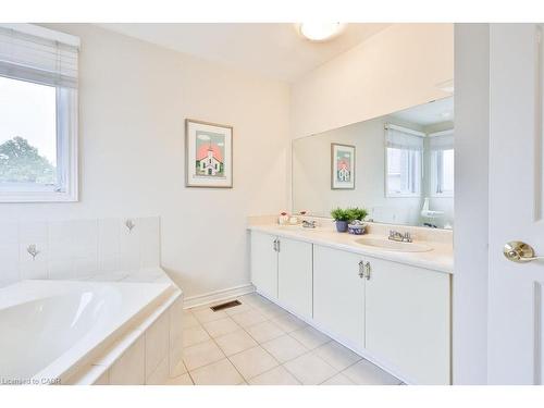 431 Naomi Crescent, Mississauga, ON - Indoor Photo Showing Bathroom