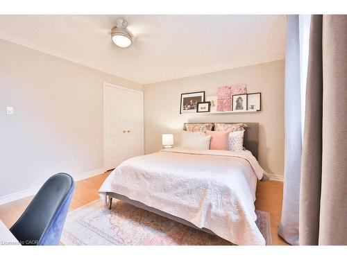 431 Naomi Crescent, Mississauga, ON - Indoor Photo Showing Bedroom