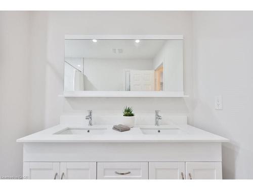 431 Naomi Crescent, Mississauga, ON - Indoor Photo Showing Bathroom