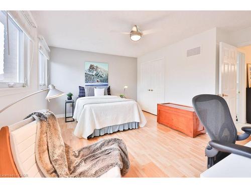 431 Naomi Crescent, Mississauga, ON - Indoor Photo Showing Bedroom