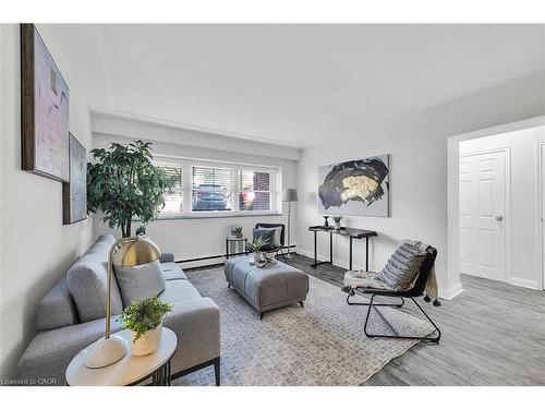 107-9 Grant Boulevard, Dundas, ON - Indoor Photo Showing Living Room