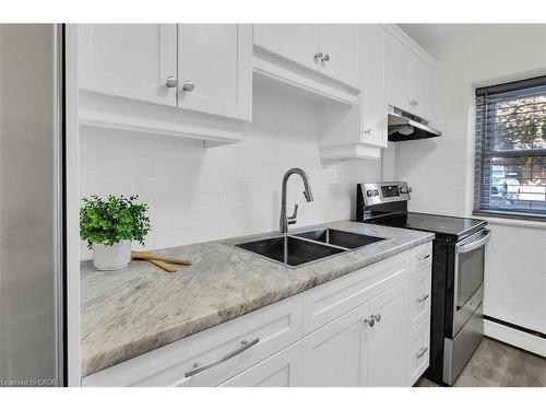 107-9 Grant Boulevard, Dundas, ON - Indoor Photo Showing Kitchen With Double Sink With Upgraded Kitchen