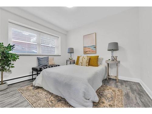 107-9 Grant Boulevard, Dundas, ON - Indoor Photo Showing Bedroom