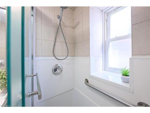 107-9 Grant Boulevard, Dundas, ON - Indoor Photo Showing Bathroom