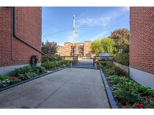 107-9 Grant Boulevard, Dundas, ON - Outdoor