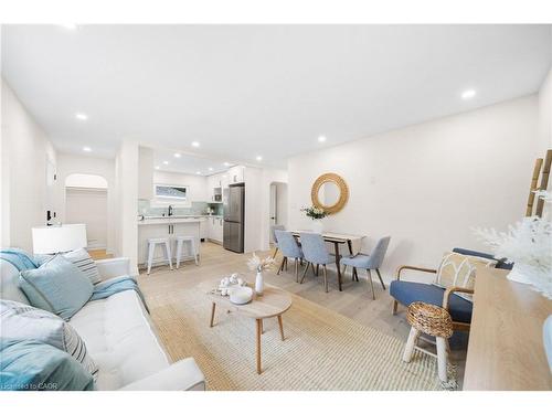133 Inglewood Drive, Oakville, ON - Indoor Photo Showing Living Room