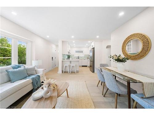 133 Inglewood Drive, Oakville, ON - Indoor Photo Showing Living Room