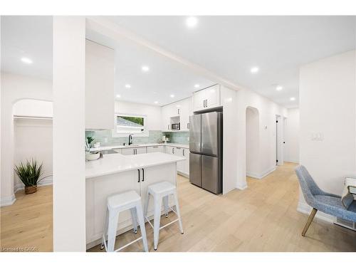 133 Inglewood Drive, Oakville, ON - Indoor Photo Showing Kitchen