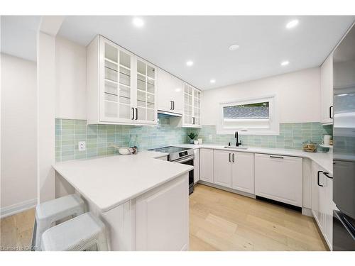 133 Inglewood Drive, Oakville, ON - Indoor Photo Showing Kitchen With Upgraded Kitchen