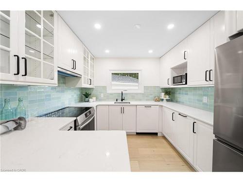 133 Inglewood Drive, Oakville, ON - Indoor Photo Showing Kitchen With Upgraded Kitchen