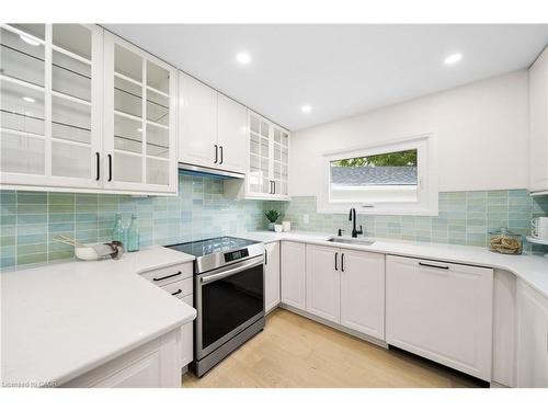 133 Inglewood Drive, Oakville, ON - Indoor Photo Showing Kitchen With Upgraded Kitchen