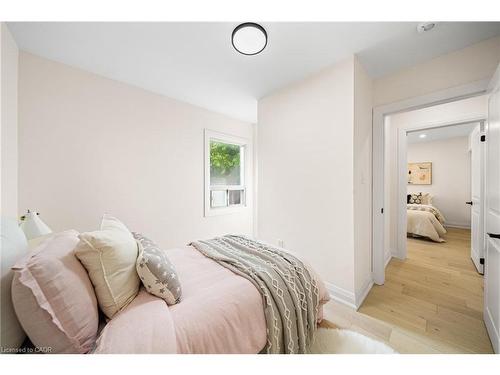 133 Inglewood Drive, Oakville, ON - Indoor Photo Showing Bedroom