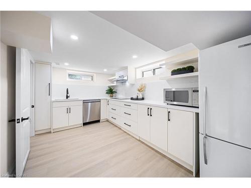 133 Inglewood Drive, Oakville, ON - Indoor Photo Showing Kitchen