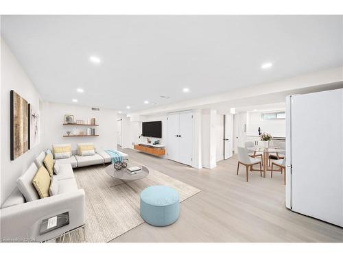 133 Inglewood Drive, Oakville, ON - Indoor Photo Showing Living Room