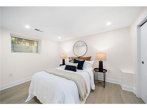 133 Inglewood Drive, Oakville, ON - Indoor Photo Showing Bedroom