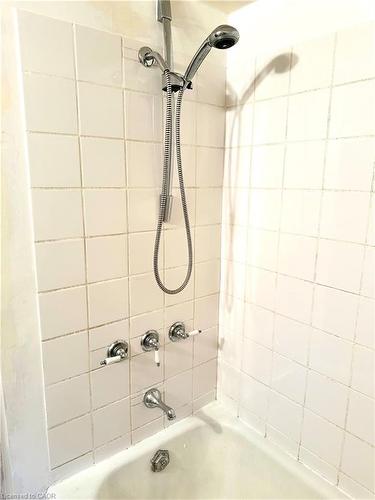 147 Cline Avenue S, Hamilton, ON - Indoor Photo Showing Bathroom