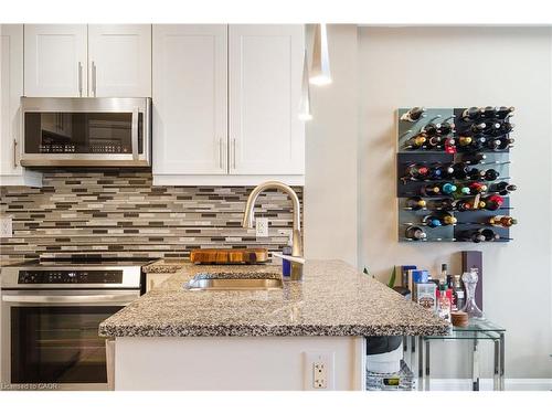 306-272 Georgian Drive, Oakville, ON - Indoor Photo Showing Kitchen With Upgraded Kitchen