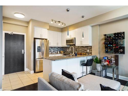 306-272 Georgian Drive, Oakville, ON - Indoor Photo Showing Kitchen