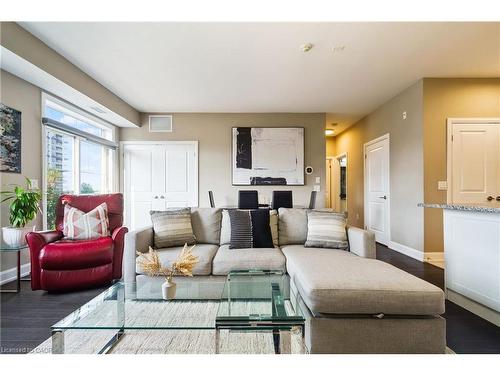 306-272 Georgian Drive, Oakville, ON - Indoor Photo Showing Living Room
