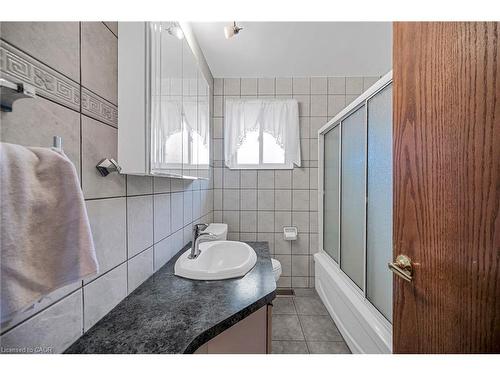 85 East 45Th Street, Hamilton, ON - Indoor Photo Showing Bathroom