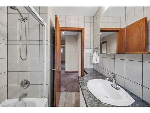 85 East 45Th Street, Hamilton, ON - Indoor Photo Showing Bathroom