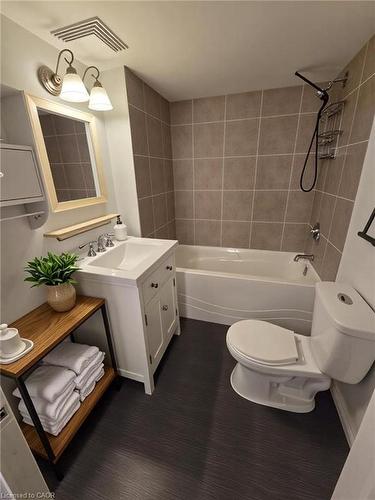 77 Blackfriars Street, London, ON - Indoor Photo Showing Bathroom