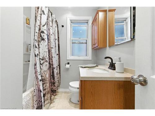 608 Fennell Avenue E, Hamilton, ON - Indoor Photo Showing Bathroom