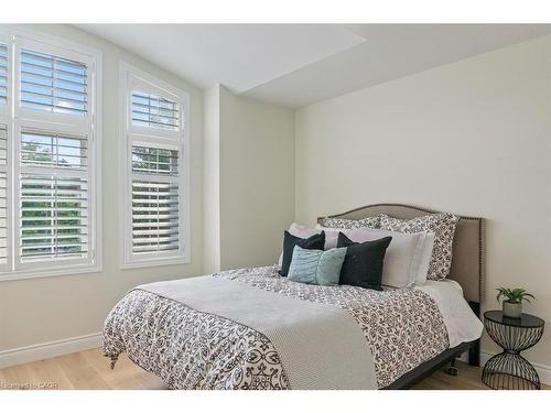 2301 Baronwood Drive, Oakville, ON - Indoor Photo Showing Bedroom