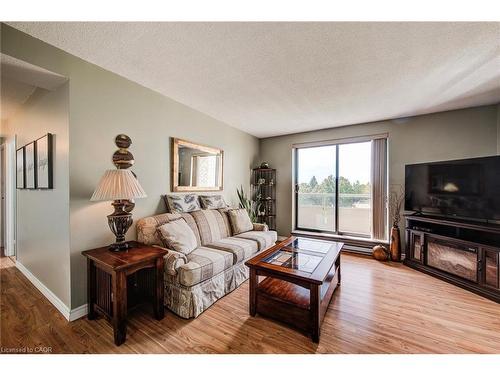 405-89 Westwood Road, Guelph, ON - Indoor Photo Showing Living Room
