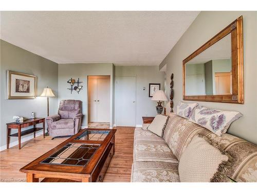 405-89 Westwood Road, Guelph, ON - Indoor Photo Showing Living Room