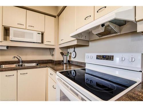 405-89 Westwood Road, Guelph, ON - Indoor Photo Showing Kitchen With Double Sink