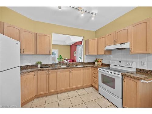 28-52 Twentyplace Boulevard, Mount Hope, ON - Indoor Photo Showing Kitchen